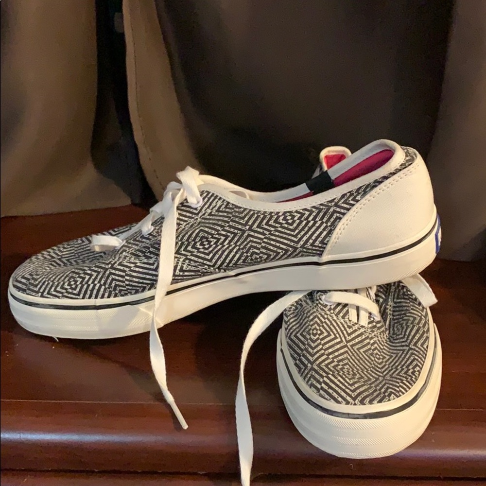 Canvas shoes